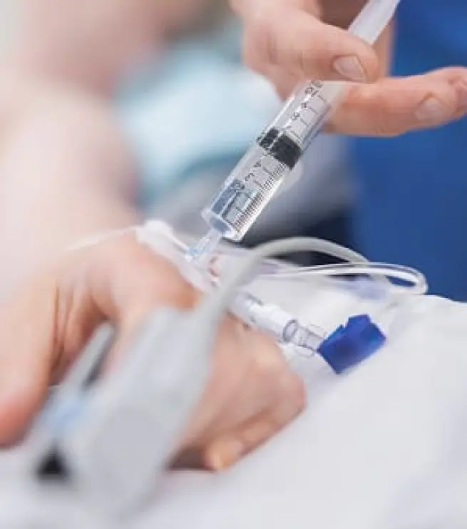 рука с капельницей