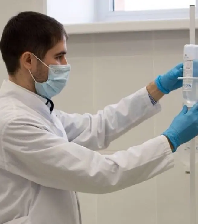 врач с капельницей