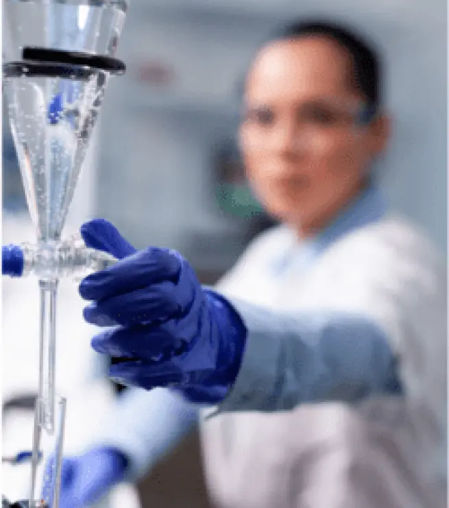 медсестра ставит капельницу