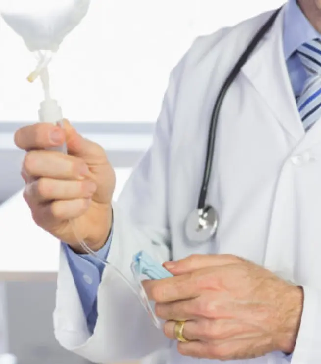 врач с капельницей