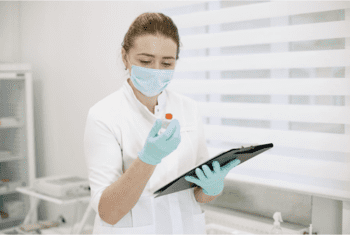 врач с препаратами для подготовки капельницы с аминокислотами