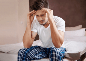 мужчина с дранкорексией держится за голову