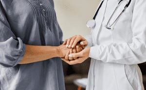 врач поддерживает пациента в лечении наркомании