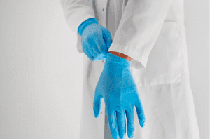 врач готовится к лечению зависимости от гашиша