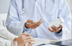 врач проводит лечение зависимости от марихуаны