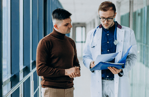 врач рассказывает план лечения психологических расстройств