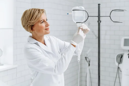 врач ставит капельницу с магнезией