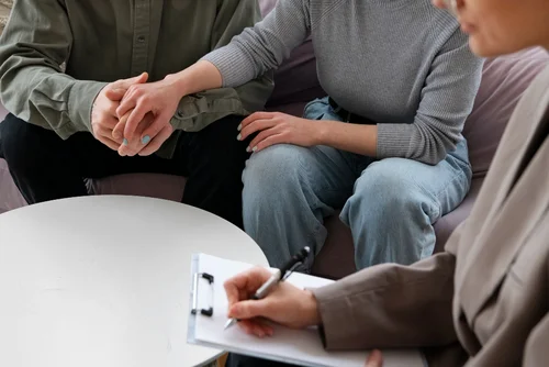 врач проводит лечение паранойи с помощью психотерапии